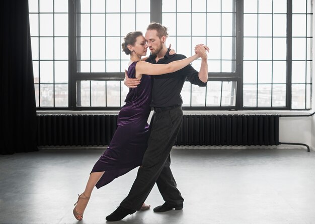 Gente bonita e elegante dançando tango