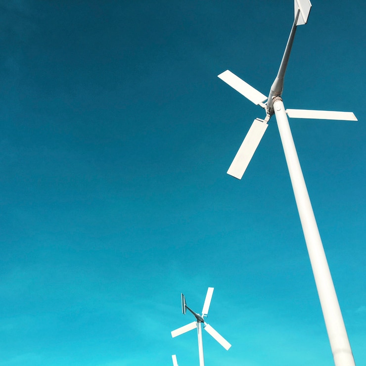 Foto grátis gerador de energia de turbina de vento com céu azul