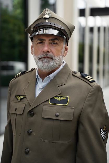 Geral de tiro médio vestindo uniforme