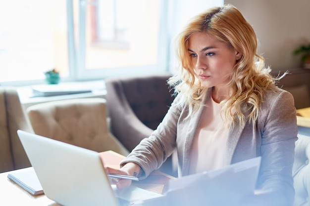 Foto grátis gerente bonito envolvido no trabalho