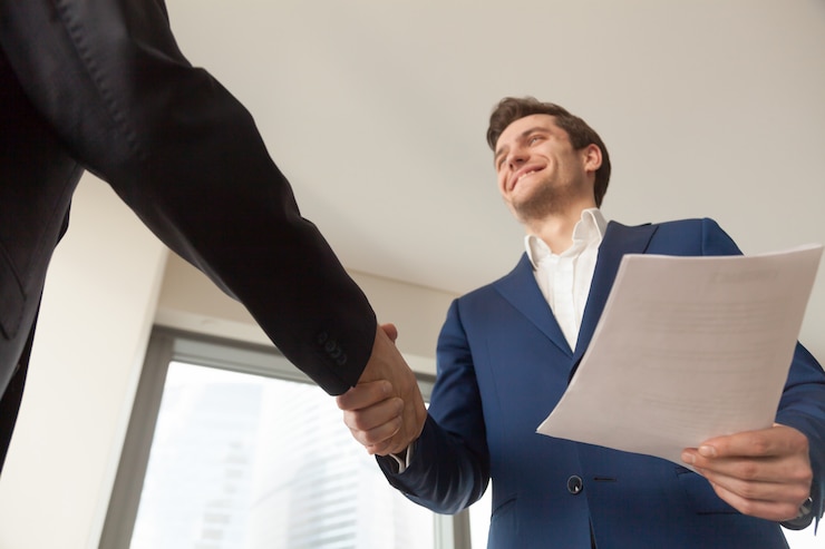 Foto grátis gerente de empresa sorridente, congratulando-se com o cliente no escritório
