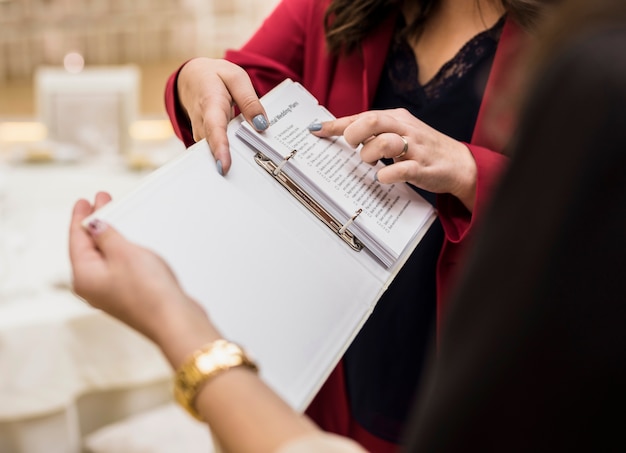 Gerente de eventos, mostrando o plano em papel