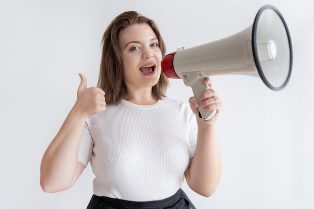 Gerente de marketing muito jovem gritando em alto-falante