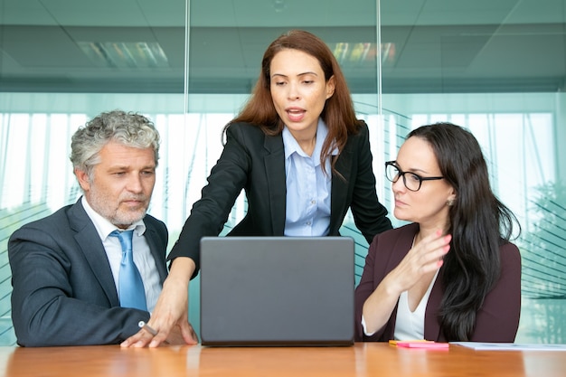 Gerente de projeto confiante mostrando a apresentação aos colegas.