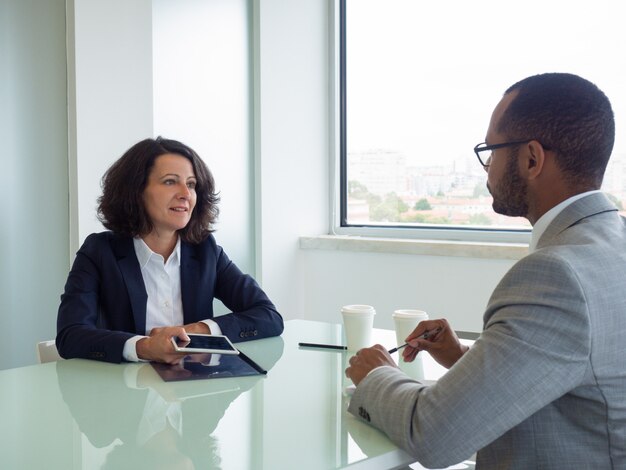 Gerente de RH e reunião de candidatos para entrevista de emprego