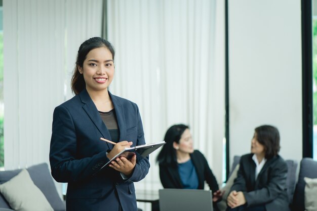 Gerente de trabalho moderno sorriso beleza