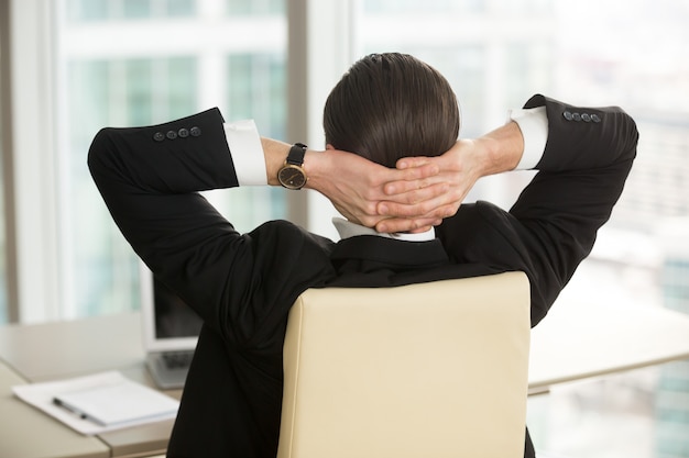 Gerente descansando depois de terminar o trabalho no escritório