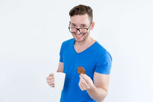 Gerente inteligente alegre tendo uma pausa para o café