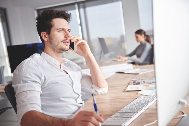 Gerente trabalhando com seu assistente pessoal