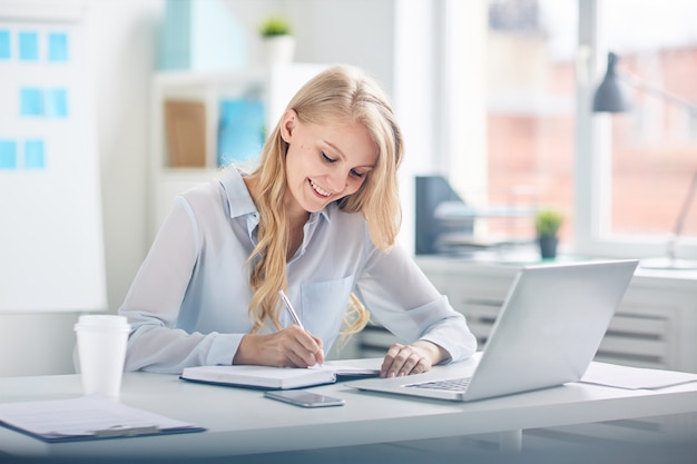 Foto grátis gerente trabalhando no escritório