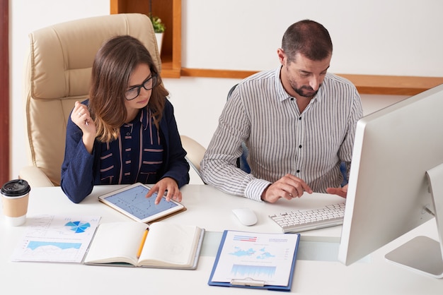 Gerentes financeiros trabalhando no relatório