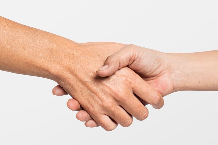 Foto grátis gesto de aperto de mão para acordo comercial