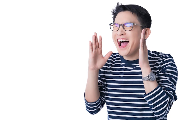 Foto grátis gesto de mão masculino asiático atraente jovem gritar expressão de saída alta homem japonês contar nova promoção com wow experiência emoção positiva fundo branco
