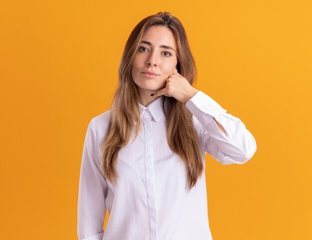 Gestos felizes de jovem bonita caucasiana me chamam sinal na laranja