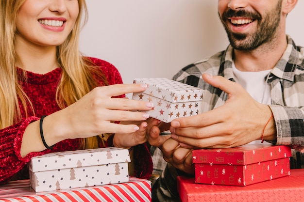 Foto grátis gifting conceito com casal e pequenas caixas presentes