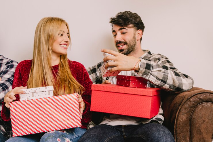 Foto grátis gifting conceito com casal