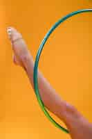 Foto grátis ginasta rítmica usando o aro