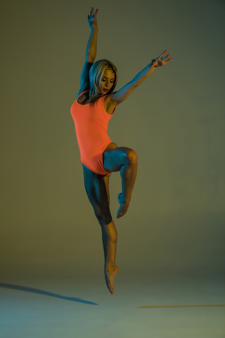 Foto grátis ginástica de garota esbelta jovem fazendo acrobacias