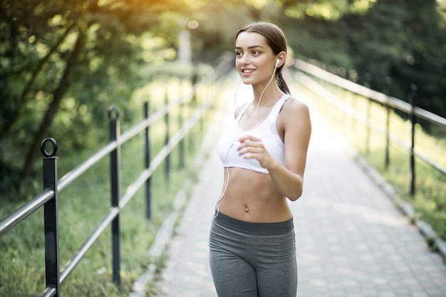 Ginastica pessoas adultas belos fones de ouvido para contêineres