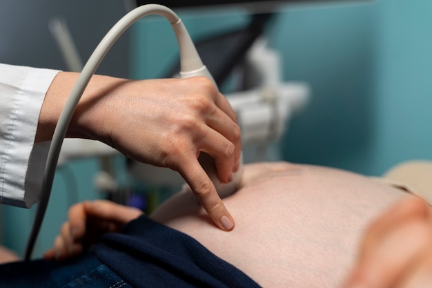 Foto grátis ginecologista realizando consulta de ultra-som