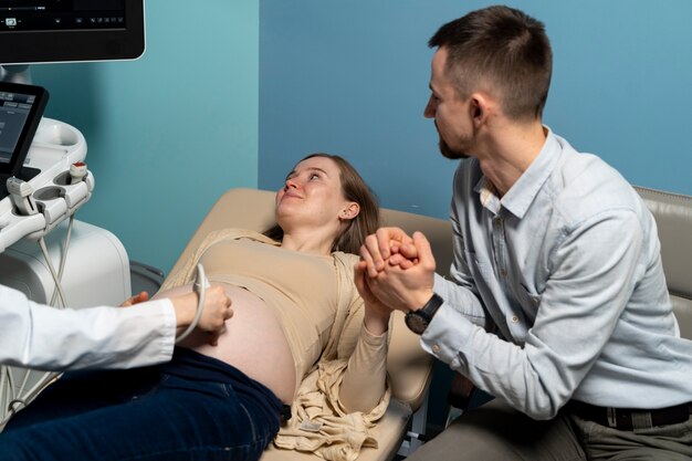 Ginecologista realizando consulta de ultra-som