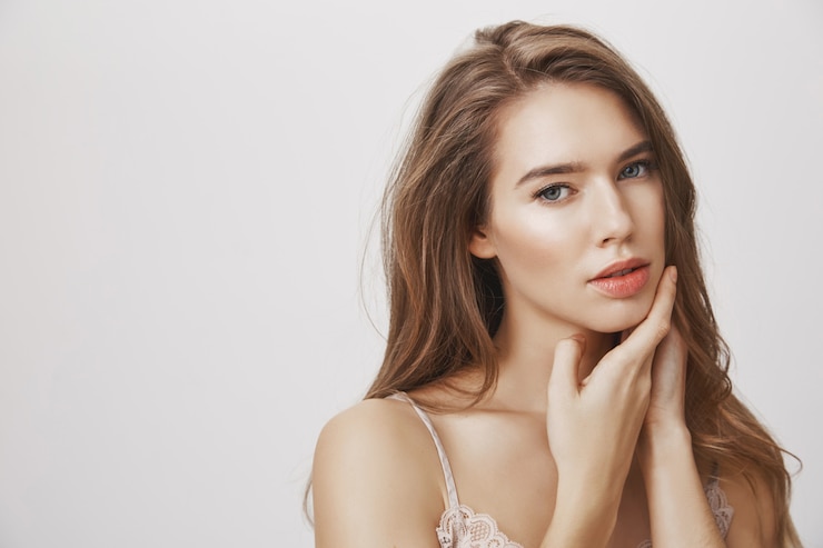 Foto grátis glamour mulher sensual tocando pele linda e limpa