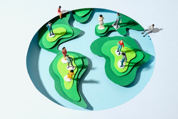 Foto grátis globo de terra estilo papel com silhuetas