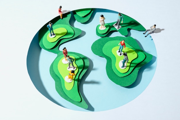 Globo terrestre de papel com silhuetas