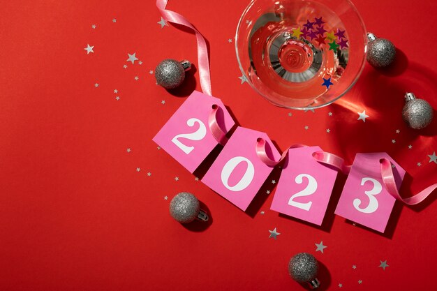 Globos de ano novo e fita rosa plana lay