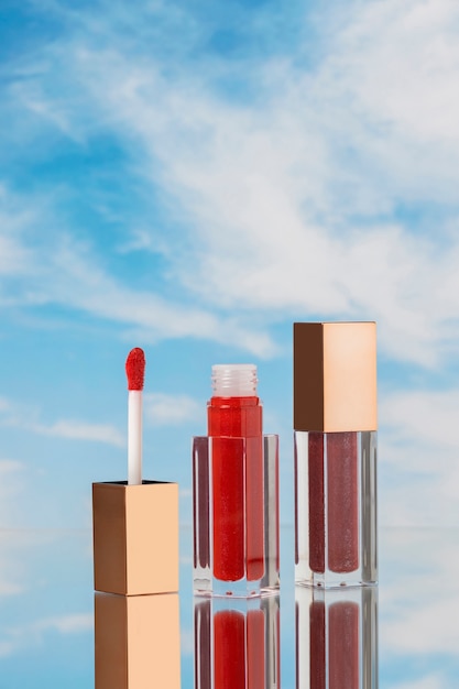 Gloss de lábios vermelho com fundo de céu