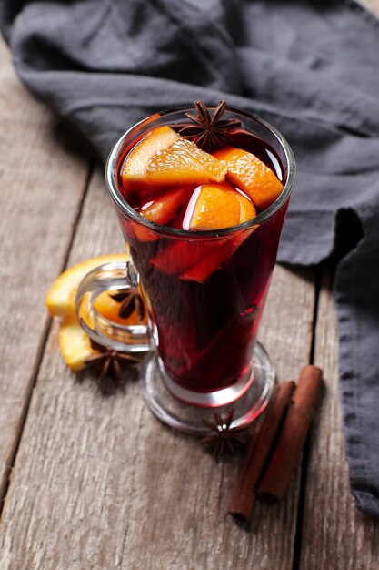 Glühwein alemão, também conhecido como vinho quente ou vinho com especiarias