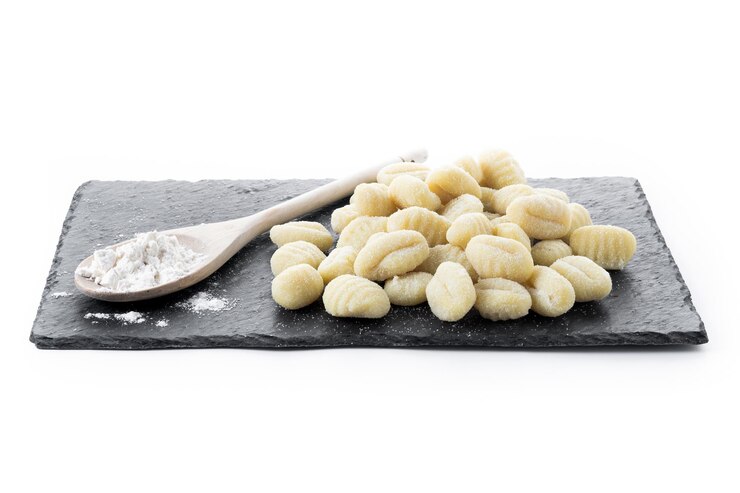 Foto grátis gnocchi cru saboroso isolado em fundo branco