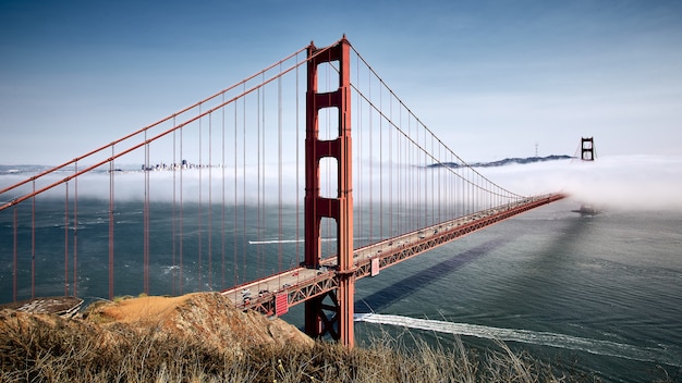 Golden Gate Bridge contra um céu azul enevoado em São Francisco, Califórnia, EUA