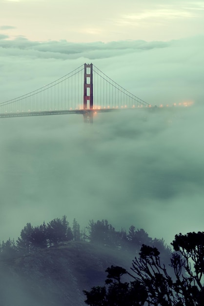 Golden Gate Bridge e nevoeiro em San Francisco visto do topo da montanha