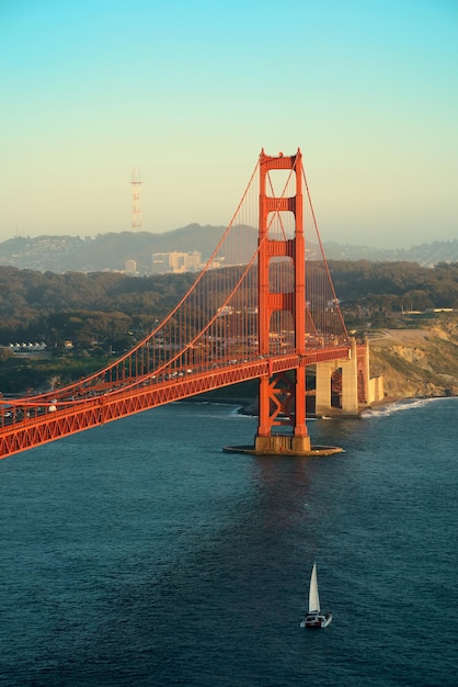 Golden Gate Bridge em San Francisco com barco à vela.