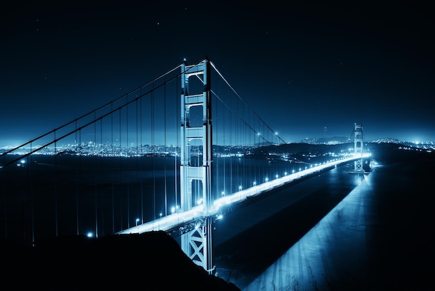 Golden Gate Bridge em San Francisco como o famoso marco.