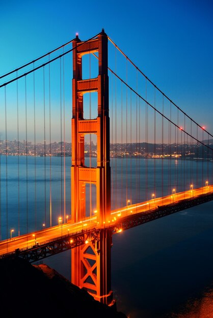 Golden Gate Bridge em San Francisco como o famoso marco.