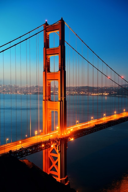 Golden Gate Bridge em San Francisco como o famoso marco.