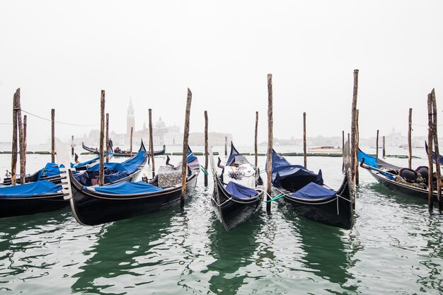 Gôndolas na lagoa de Veneza ao amanhecer, Itália