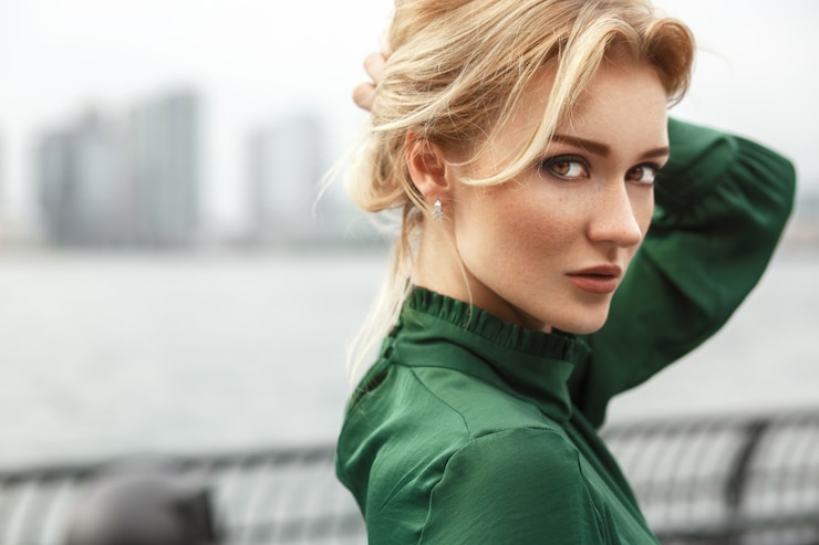 Foto grátis gorgeous lady in green dress poses diante de um rio em nova york