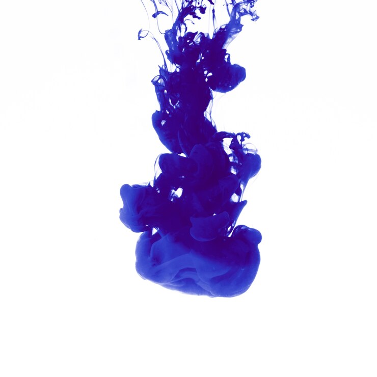 Foto grátis gota azul, dissolvendo-se em água