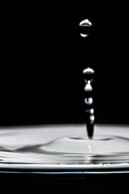 Foto grátis gota de água vista frontal no efeito preto e branco