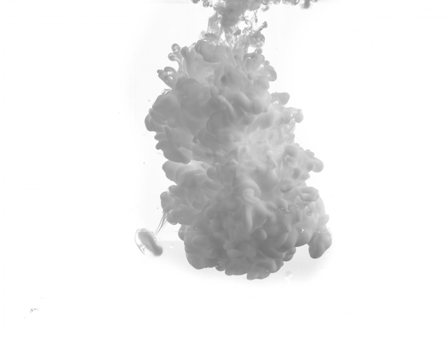 Foto grátis gota de tinta cinza que cai na água