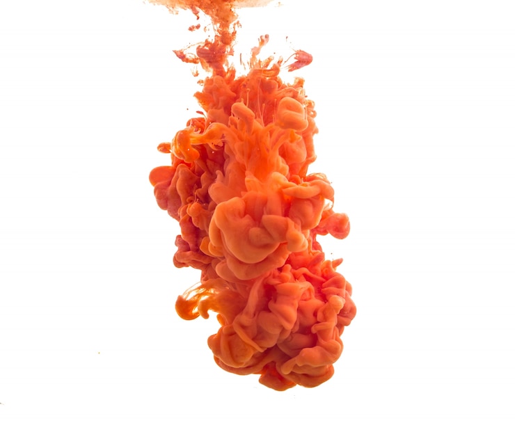 Foto grátis gota de tinta laranja que cai na água