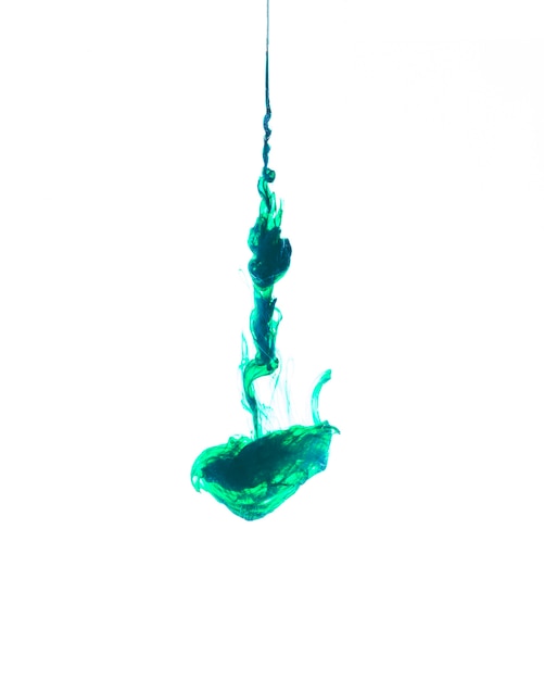 Gota de tinta verde pequena caindo