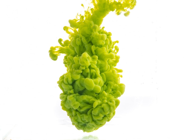 Foto grátis gota de tinta verde que cai na água