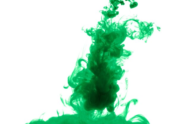 Gota de tinta verde que flui na água