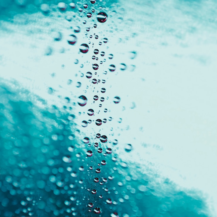 Foto grátis gotas de água abstrata em fundo de vidro turquesa