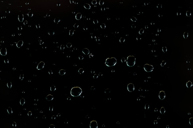 Gotas de água de close-up em preto