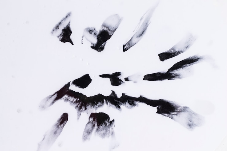 Foto grátis gotas de aquarela pretas isoladas na superfície branca lisa